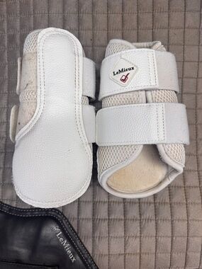 Lemieux brushing boots medium pair